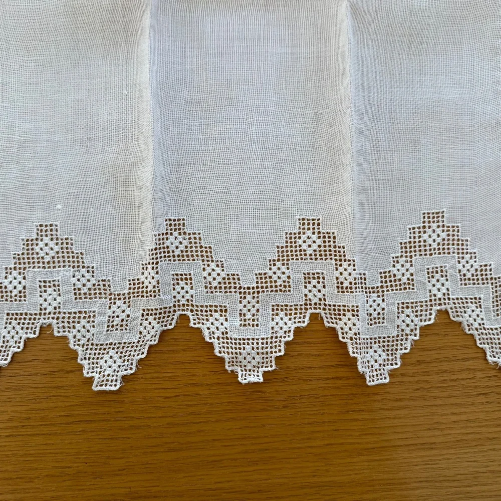 SET OF 2 VINTAGE HAND TOWELS